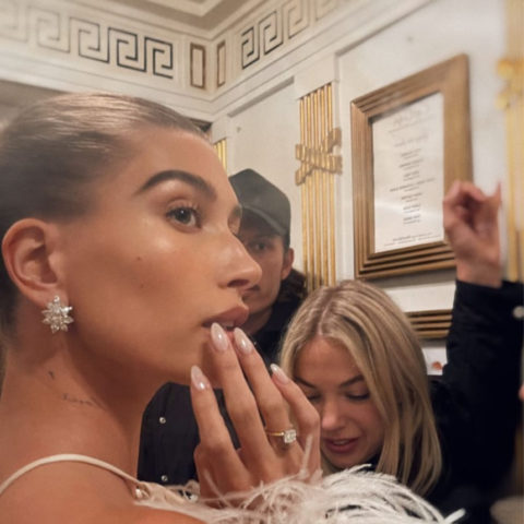 hailey bieber at the 2022 met gala with the glazed donut manicure by zola ganzorigt